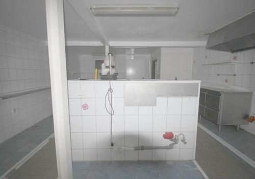 Früherer Küchen- und Vorberitungsbereich mit Gefriertruhen