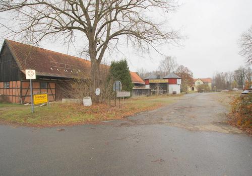 Blick auf großesHauptgebäude mit Parkplatz an der B4