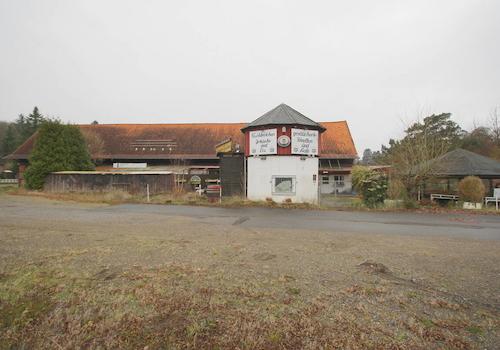 Blick vom Parkplatz auf den ehemals gastronomischen Betrieb