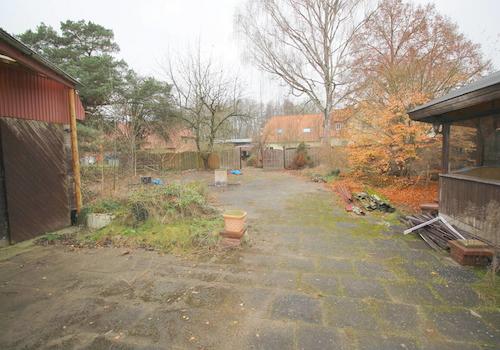 Zur Verfügung stehende gew. nutzbare Freifläche, tlw. gepflastert