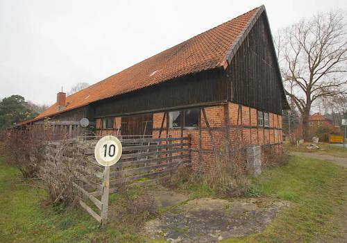 Hinteransicht Hauptgebäude mit insg. 2842 m² Grundstück