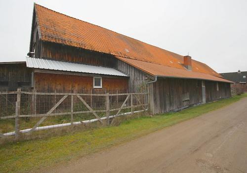 Eingefriedetes Hauptgebäude mit weiteren Anbauten