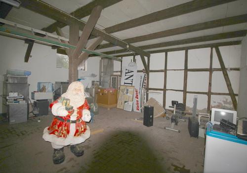 Zusätzlicher großer Lagerbereich Hauptgebäude links