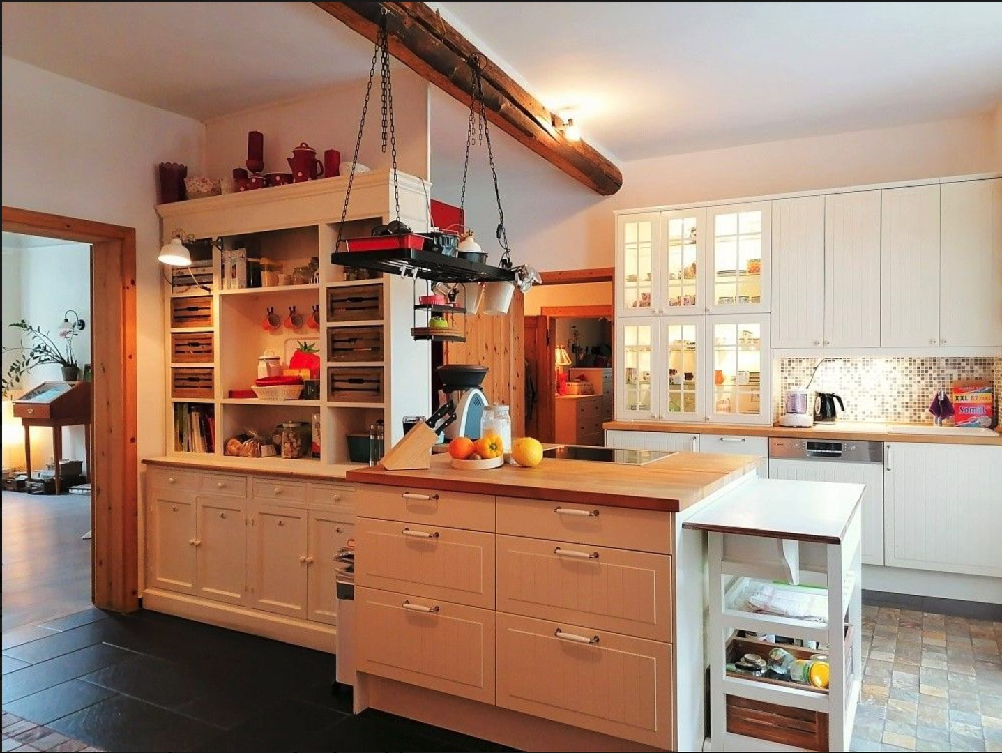 Komplett ausgestatte Küche