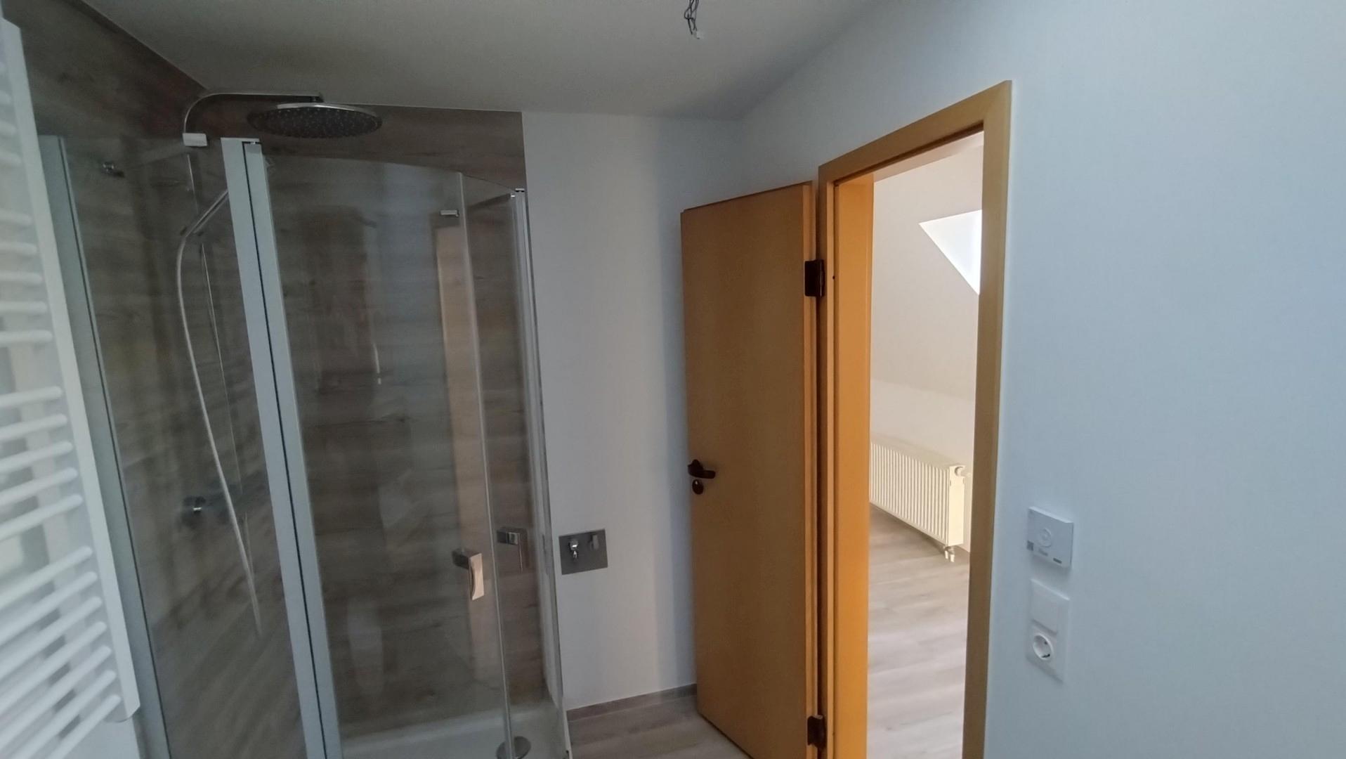 Bad mit Dusche + WM Anschluss