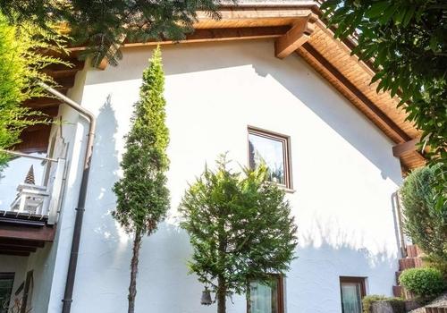 Gesamt -Seitenansicht des Hauses 