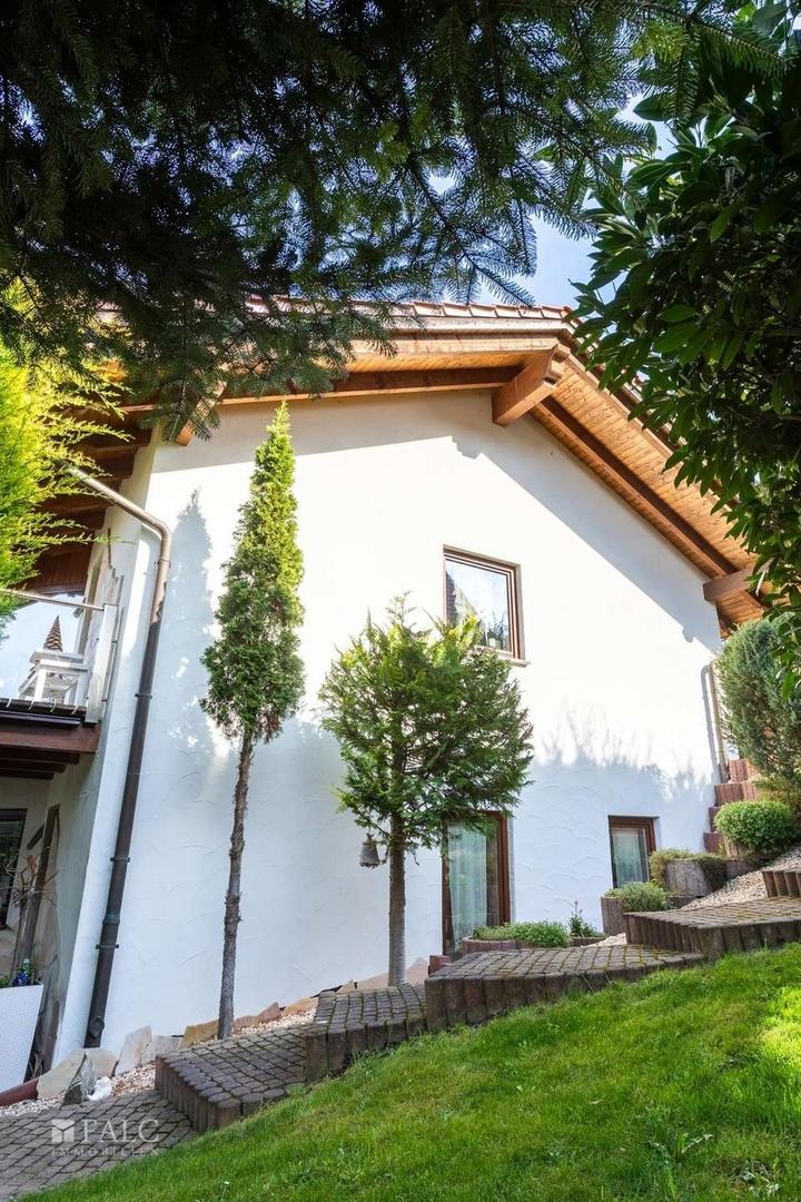 Gesamt -Seitenansicht des Hauses 