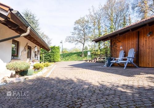 Einfahrt und Stellplätze 