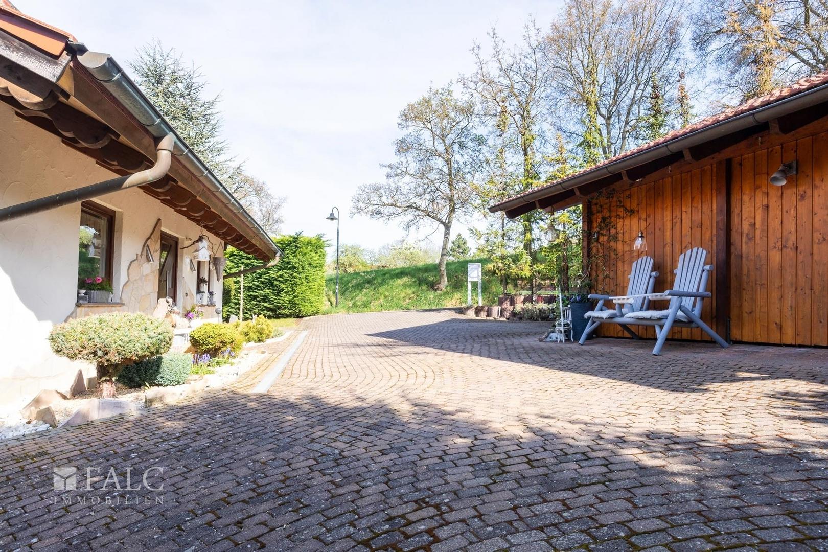 Einfahrt und Stellplätze 