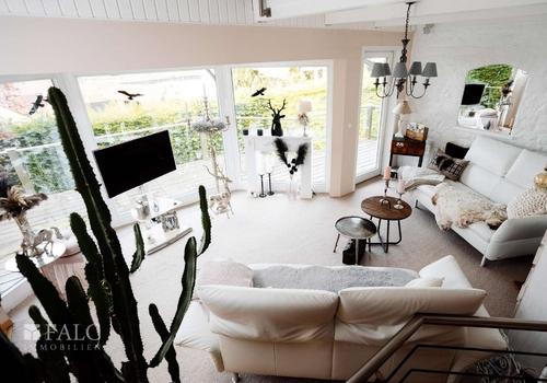 Wohnbereich mit Spiegelverglasung 