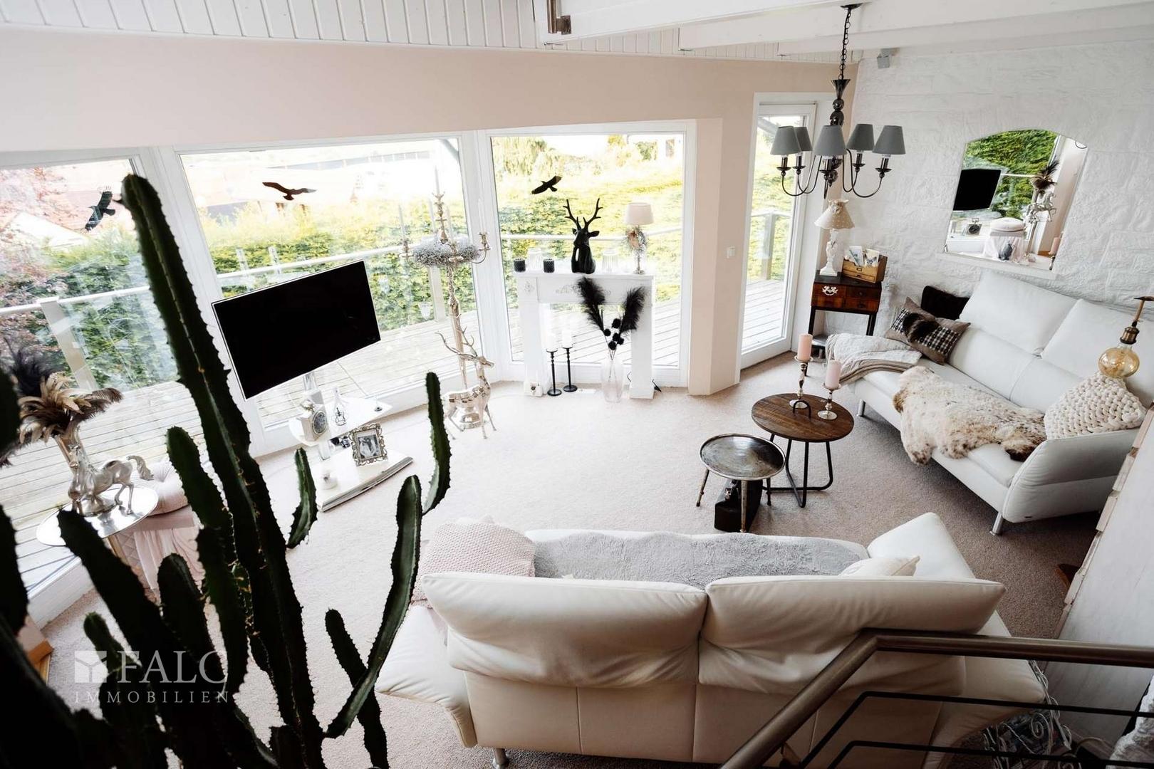 Wohnbereich mit Spiegelverglasung 