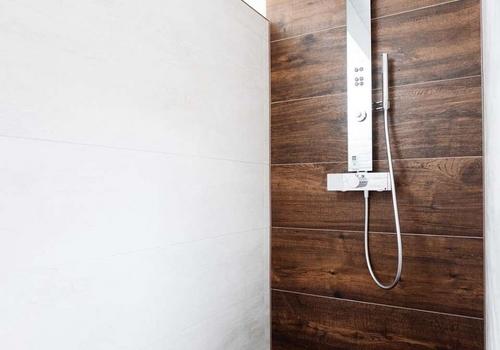 Grosse Dusche im Badezimmer 