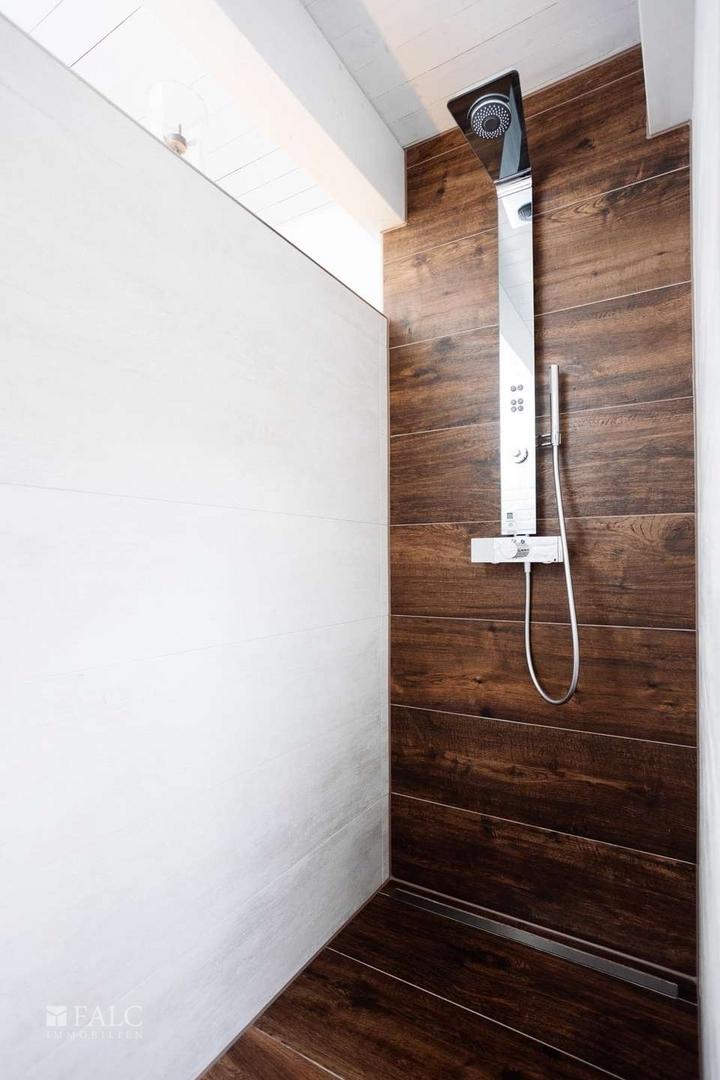 Grosse Dusche im Badezimmer 