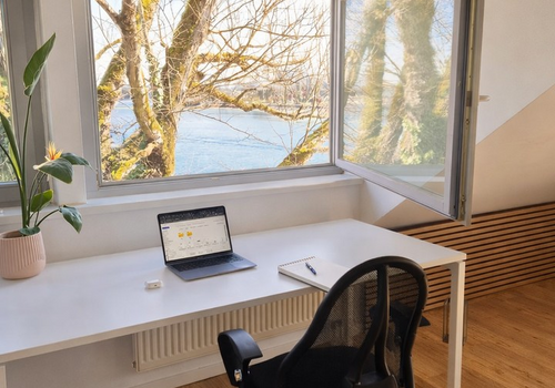 Schreibtisch mit Seeblick