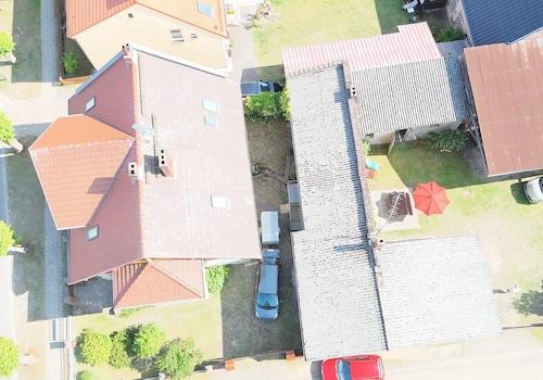 Haus und kleiner Hof von oben