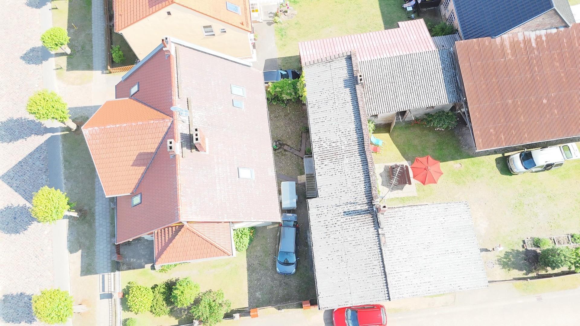 Haus und kleiner Hof von oben