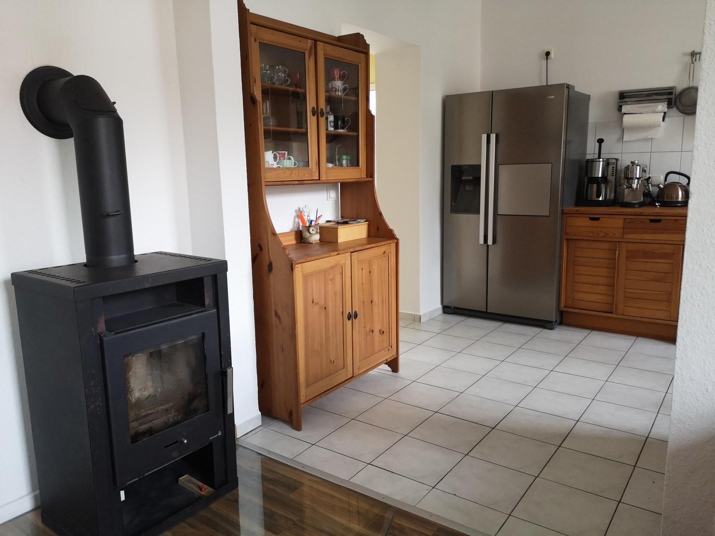 Blick vom Wohnzimmer in Küche 