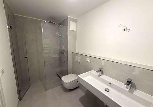 hochwertiges Badezimmer mit WM-Anschluss