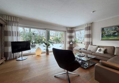 Heller Wohnbereich mit Terrassenzugang