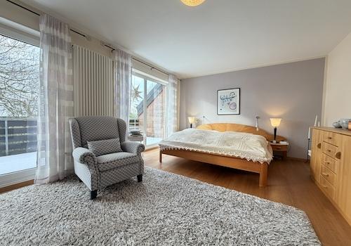 Großes Schlafzimmer mit Sonnenbalkon