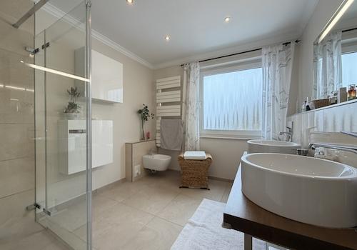 Modernisiertes Tageslichtbad mit ebenerdiger Dusche