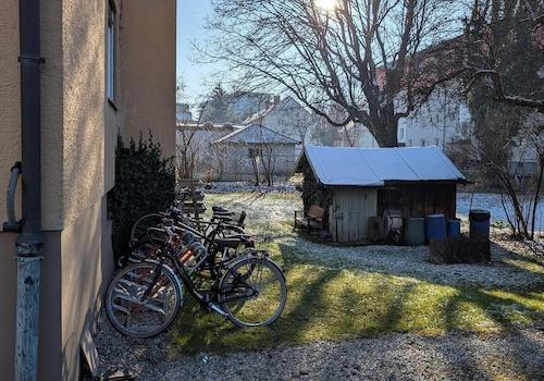 Hinter dem Haus im Winter