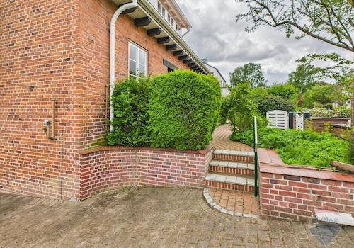 Weg von der Garage zur Eingangstür