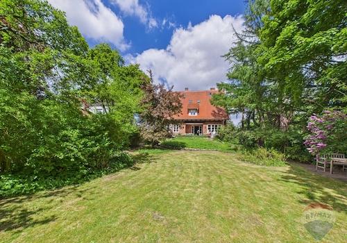 Hausblick aus dem Garten