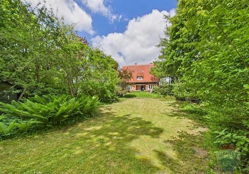 Hausblick aus dem Garten