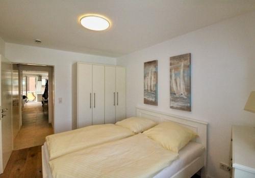 Schlafzimmer mit Blick durch die Wohnung