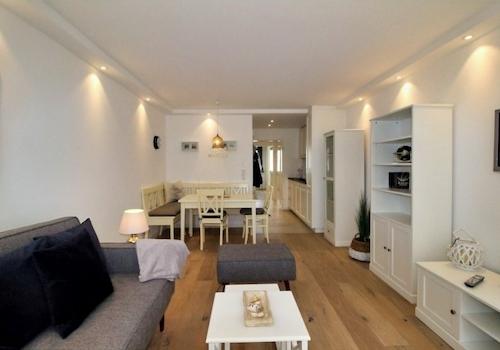 Wohn- und Essbereich mit Blick durch die Wohnung