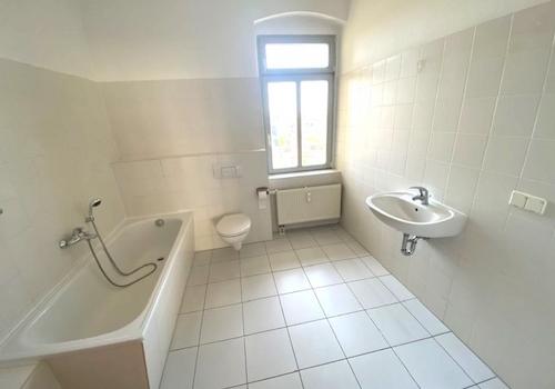 Bad mit Wanne und Fenster