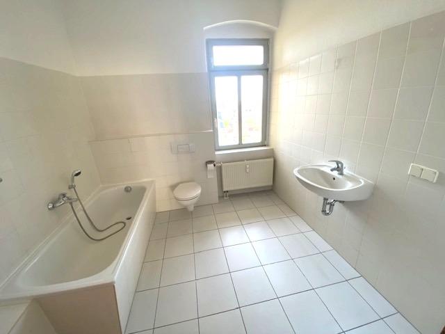 Bad mit Wanne und Fenster