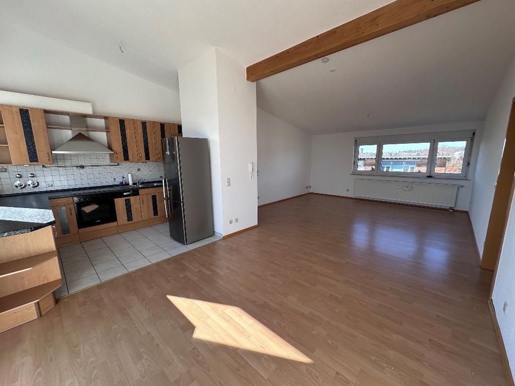 Essbereich mit Blick auf Wohnen