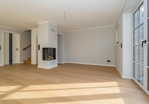 Heller Wohnraum mit Gaskamin