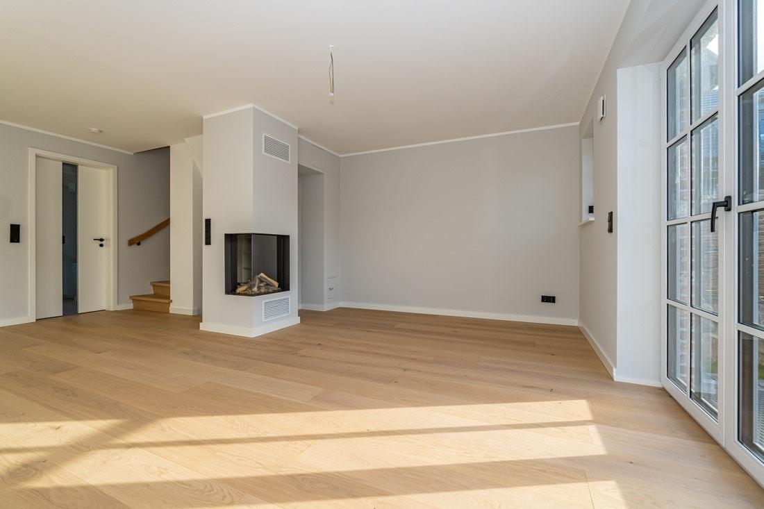 Heller Wohnraum mit Gaskamin