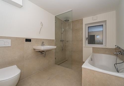 Dusch- & Wannenbad im  Untergeschoss