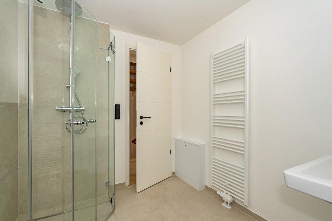 Modernes Duschbad-WC im Obergeschoss