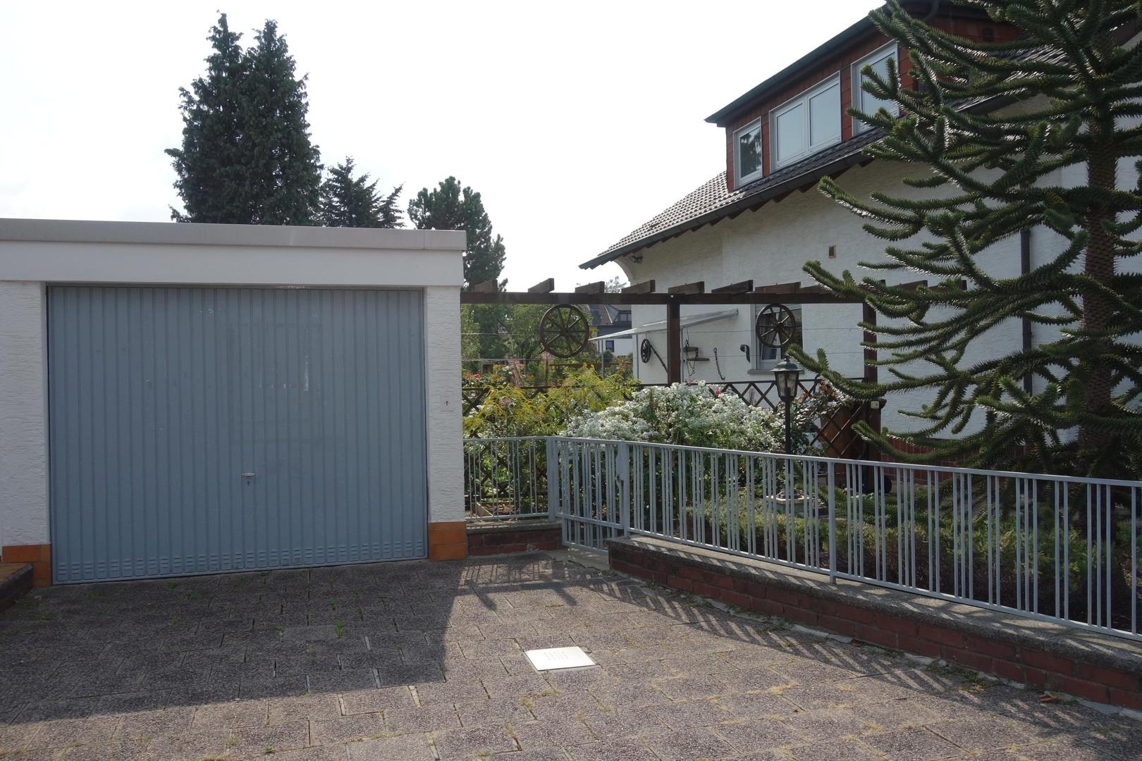 Garage und Stellplatz