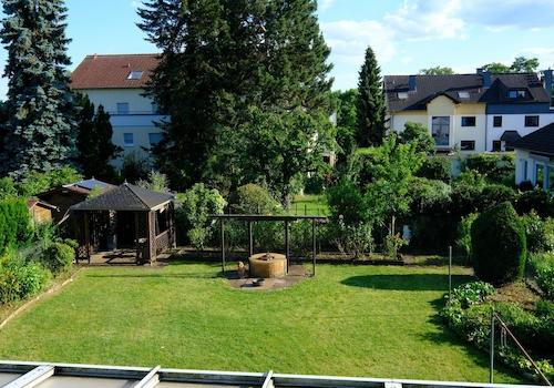 Blick in Garten von Balkon OG