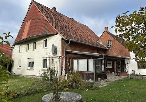 Der Blick aus dem Garten auf Haus und Terrasse