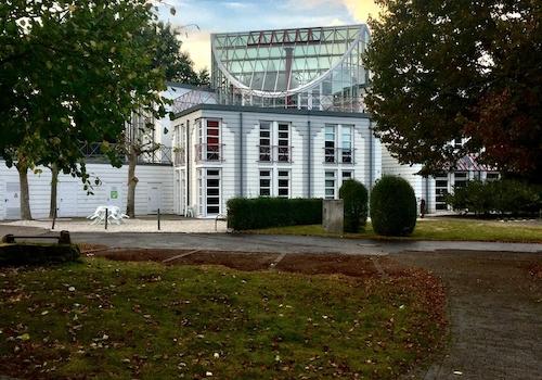 Zentralgebäude mit Bürotrakt