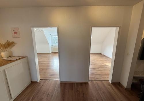 Flur, li. Wohnzimmer, re. Schl