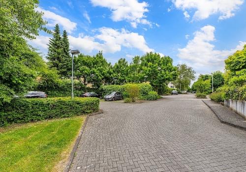 Parkplätze vor dem Haus
