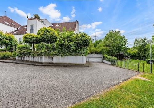 Einfahrt Tiefgarage und Spielplatz