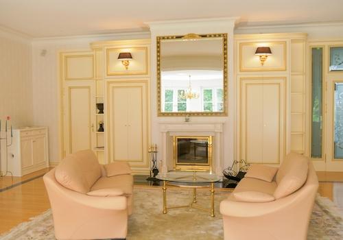 Wohnzimmer mit Kamin