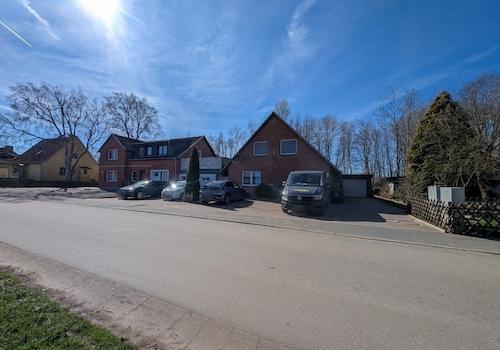 Frontansicht mit PKW Stellplätzen