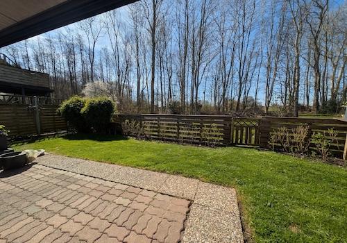 Haus A: Blick von der Terrasse in den Garten