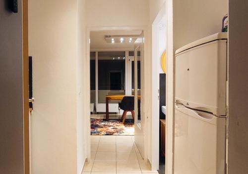 Links Küchenzeile rechts Bad..