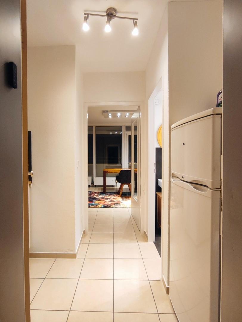 Links Küchenzeile rechts Bad..